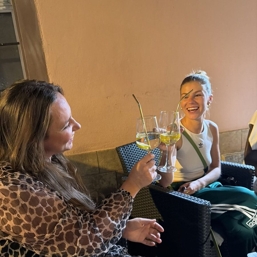 Deux amies trinquent en riant au Major'L