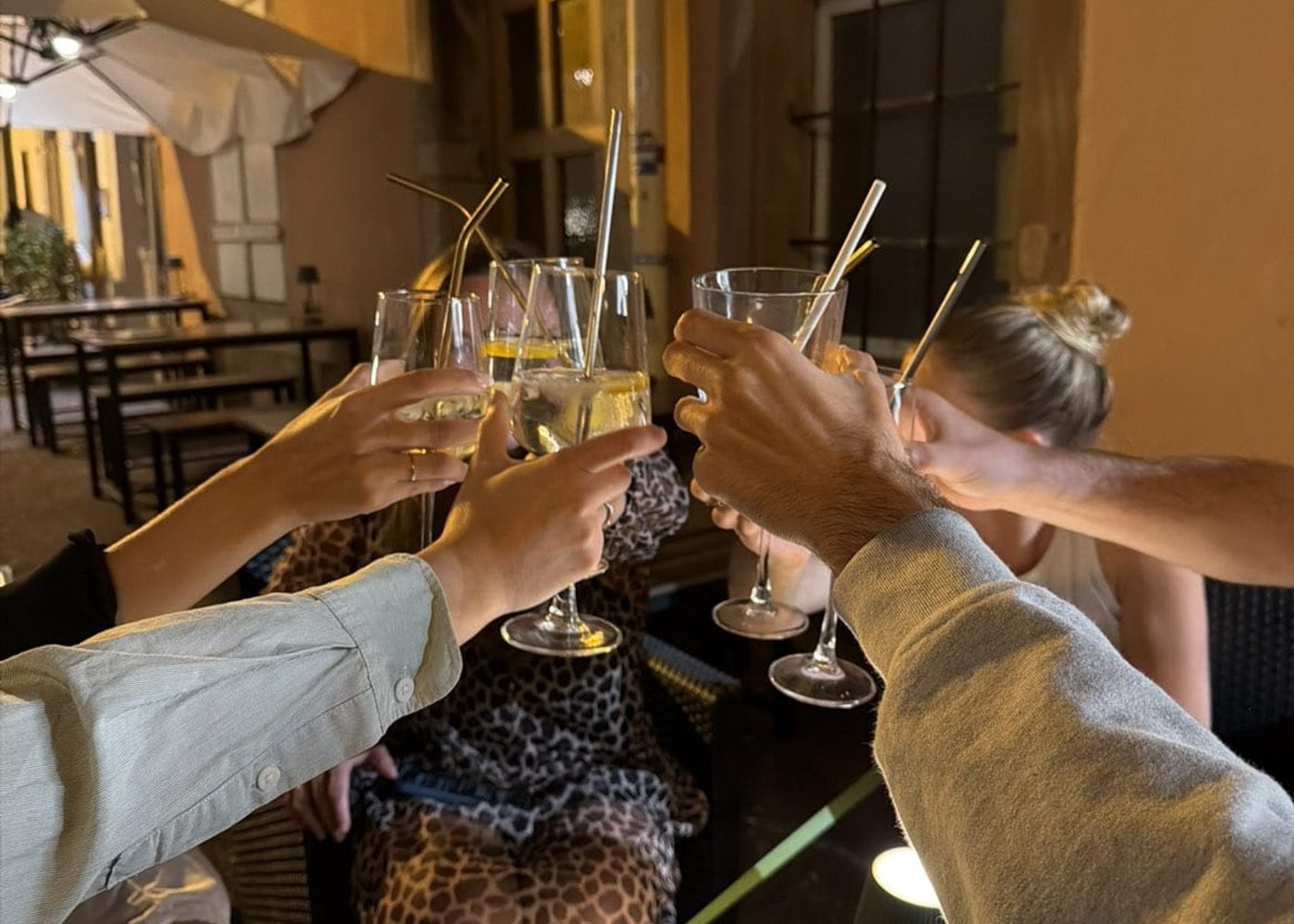 Des amis trinquent en terrasse au Major'L