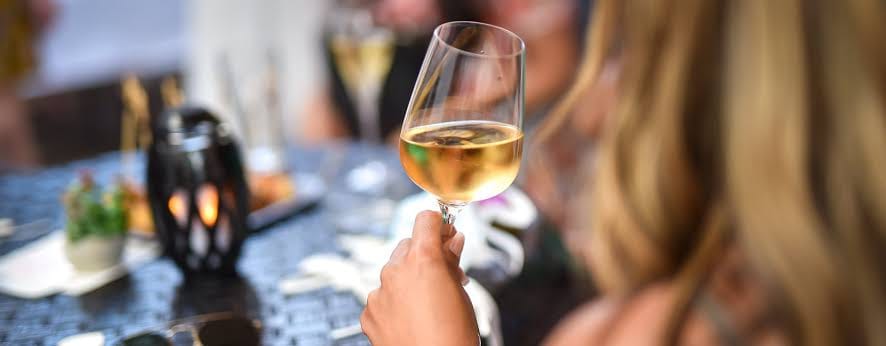 Un verre de vin d&eacute;gust&eacute; en terrasse au Major'L
