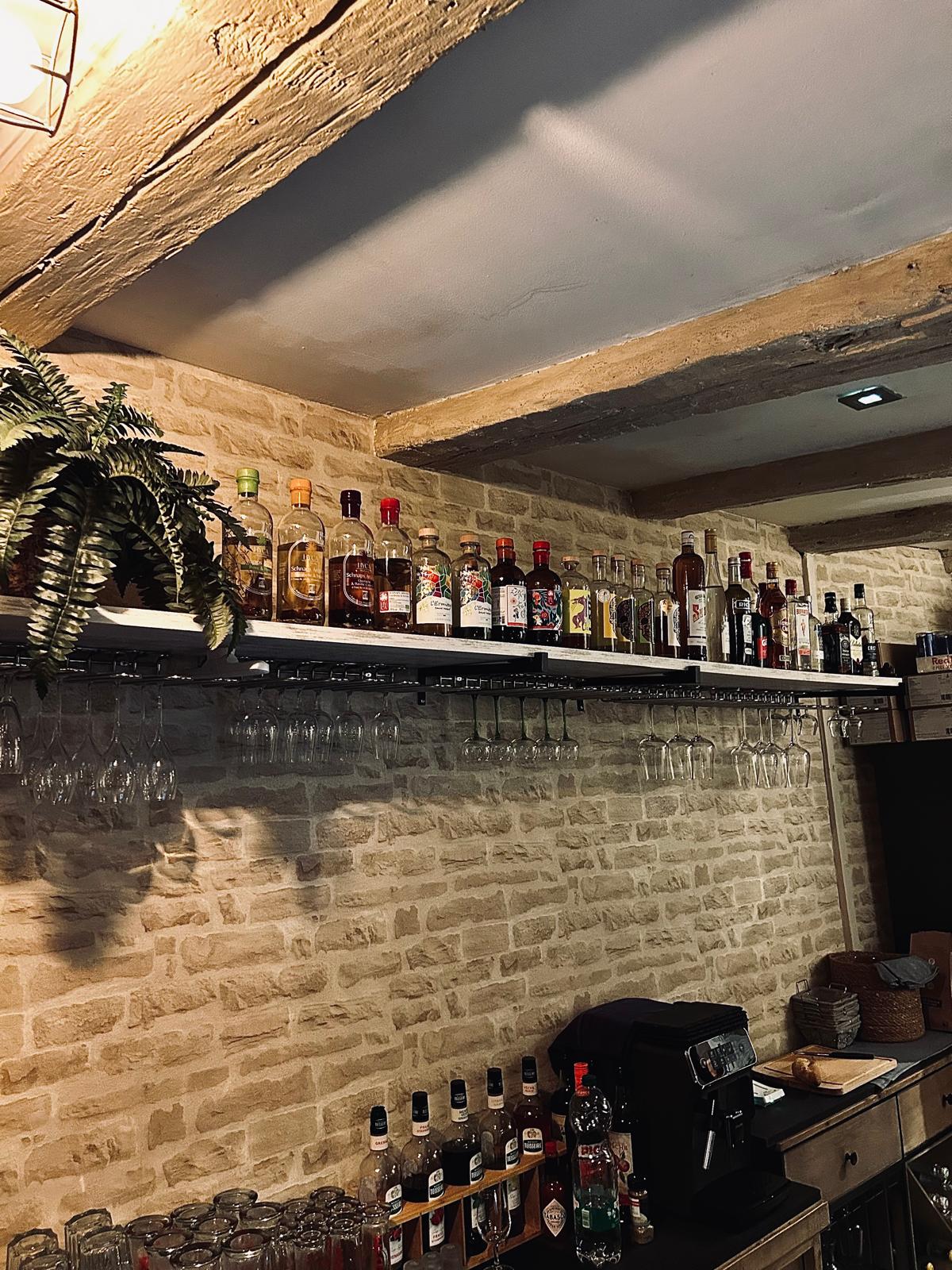 Le bar et sa collection de spiritueux