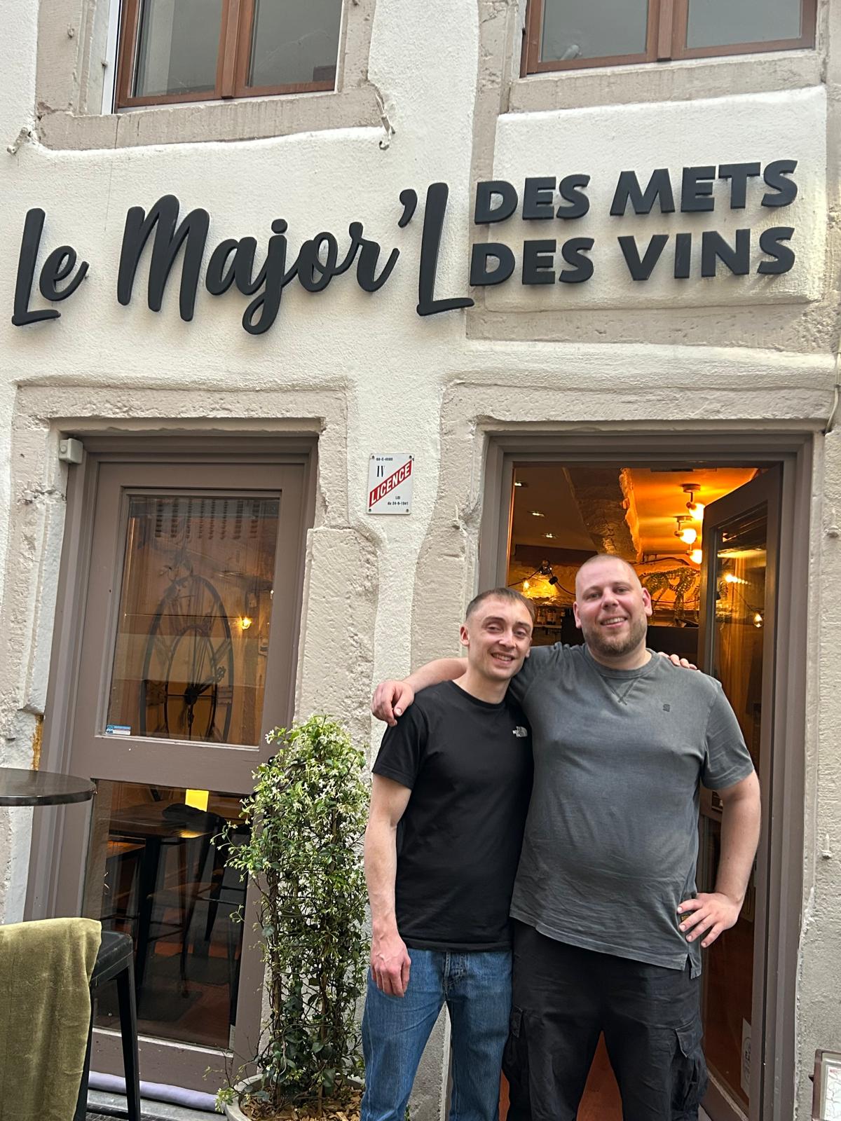 L'équipe du Major'L devant l'entrée