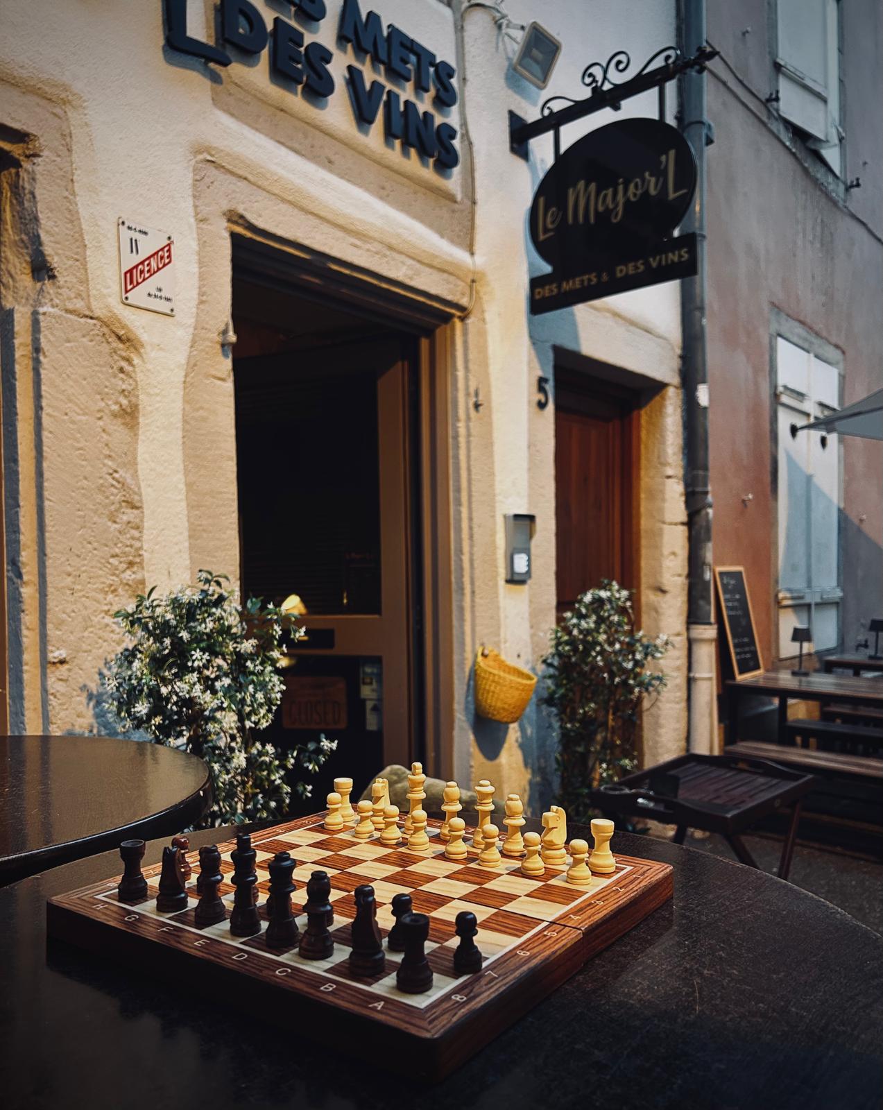 Une partie d'échecs en terrasse